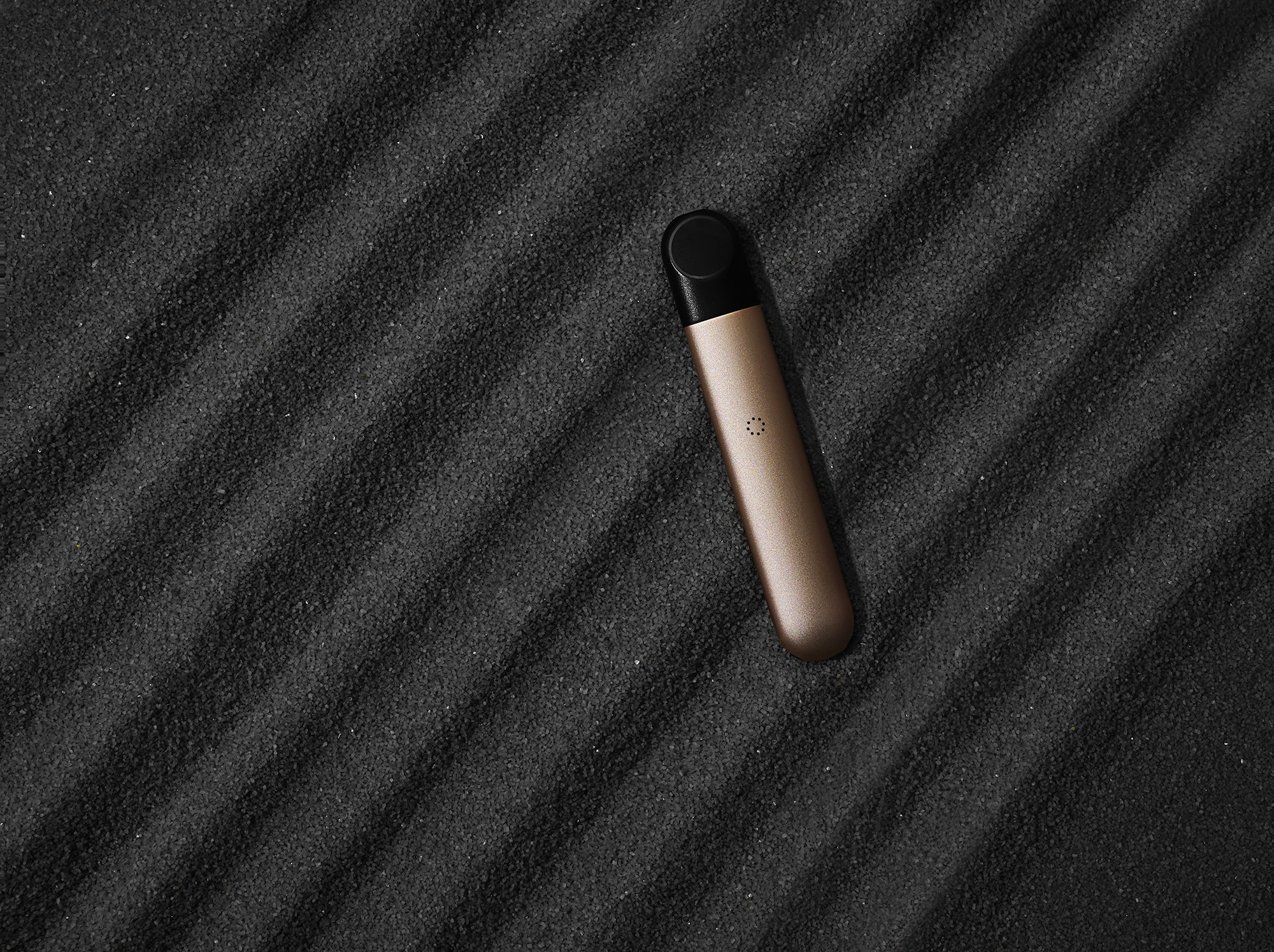RELX Infinity Gold dengan latar hitam.