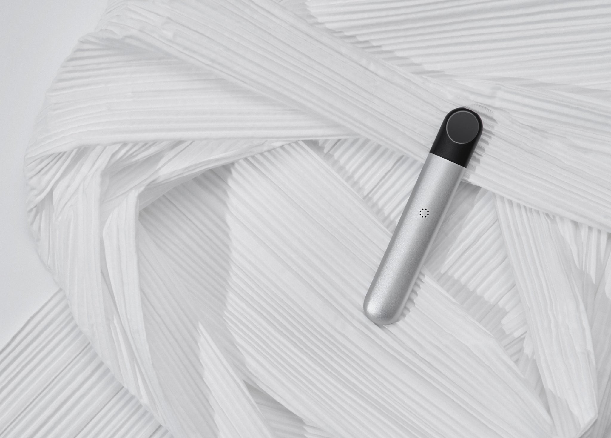 RELX Infinity Silver dengan latar berwarna putih.