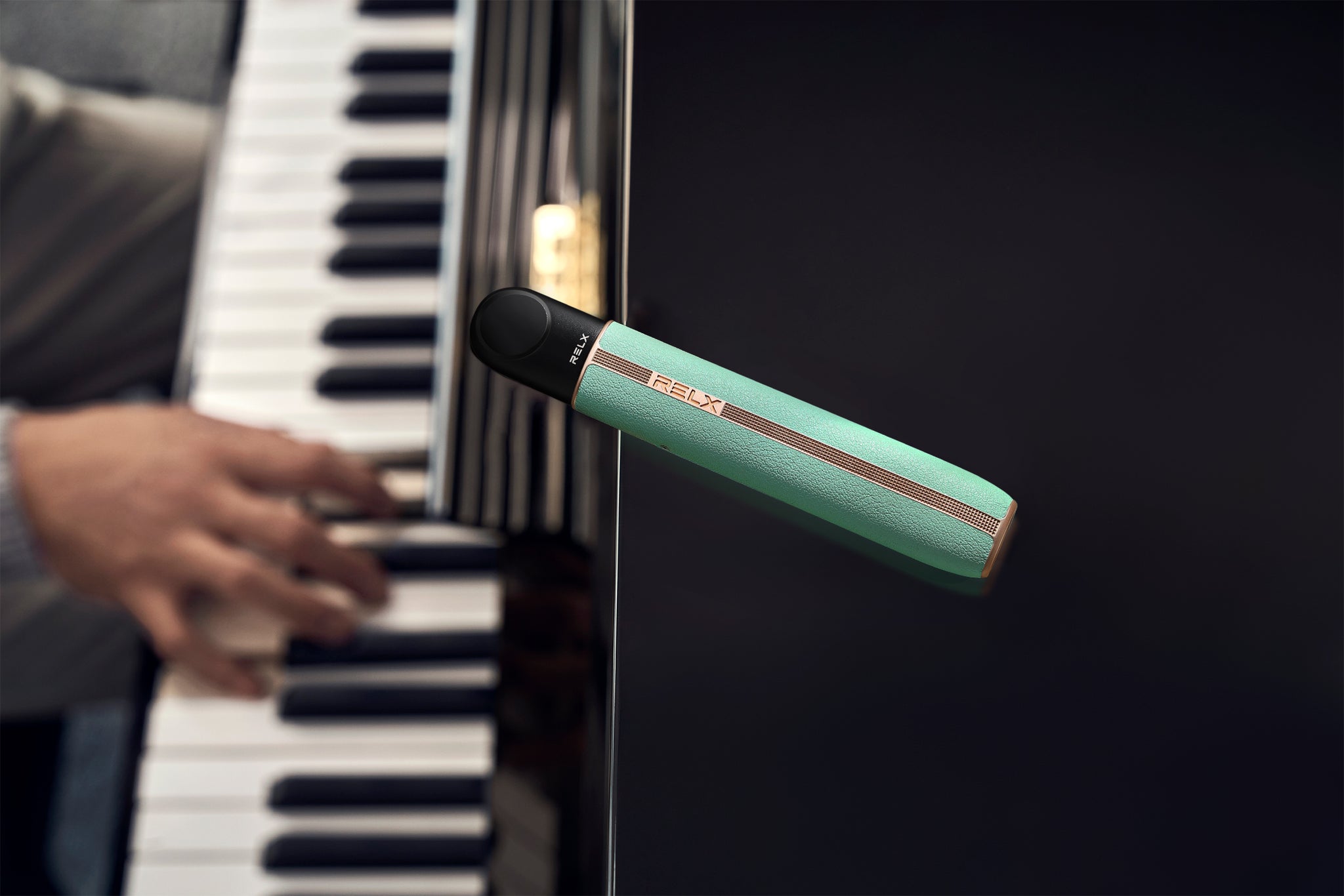 RELX Artisan Robin Blue terletak di atas sebuah piano hitam.