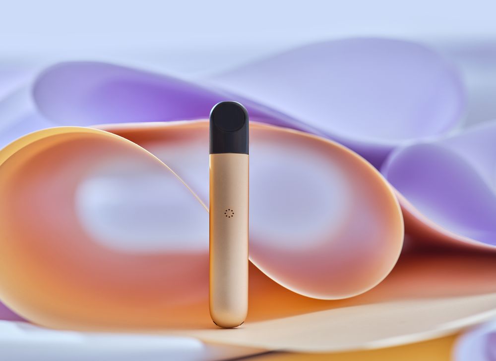 RELX Infinity berwarna gold dengan pod hitam