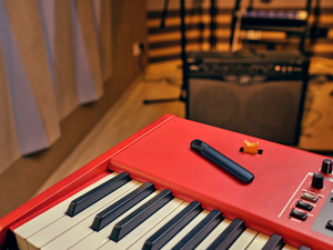 Sebuah RELX Phantom warna hitam di atas keyboard merah. 