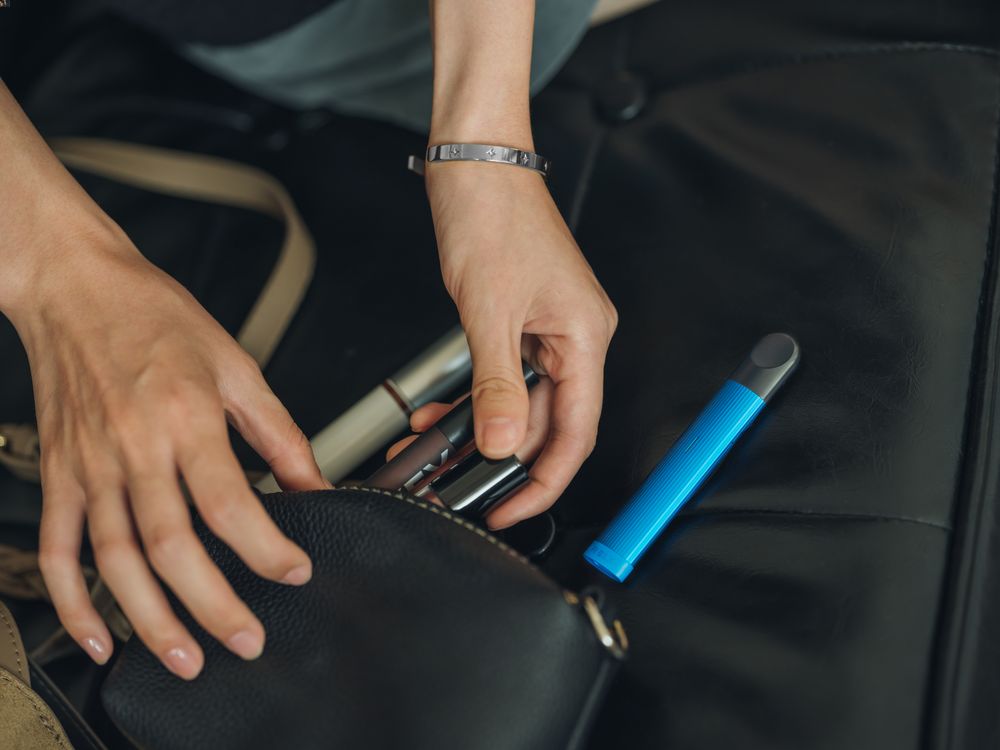 RELX   Essential berwarna biru sedang terletak di atas sofa hitam 